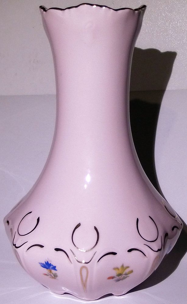 Váza z růžového porcelánu Chodov
